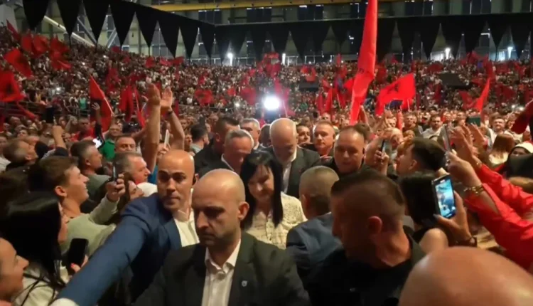 Kryeministri Rama mbërrin në stadiumin “Galatsi”, pritet me brohorima dhe duartrokitje nga emigrantët