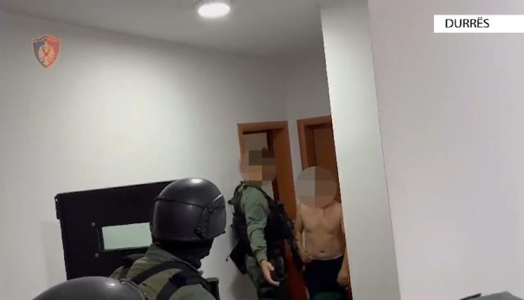“Terror” brenda apartamentit në Durrës, 18 të shtëna kallashnikovi në sy të fëmijëve