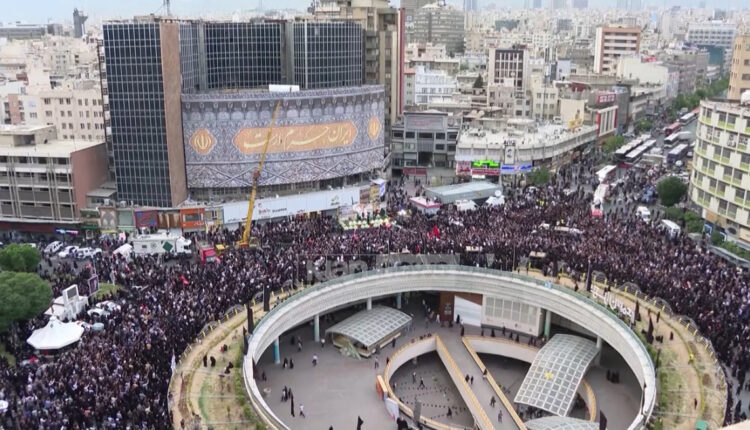 Mijëra iranianë mbushin rrugët për funeralin e Ebrahim Raisit