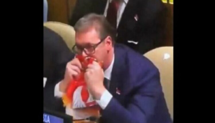 I skuqur në fytyrë dhe me flamurin serb në duar, bëhet viral reagimi i Vuçiq gjatë votimit të OKB për rezolutën kundër genocidit në Srebrenicë