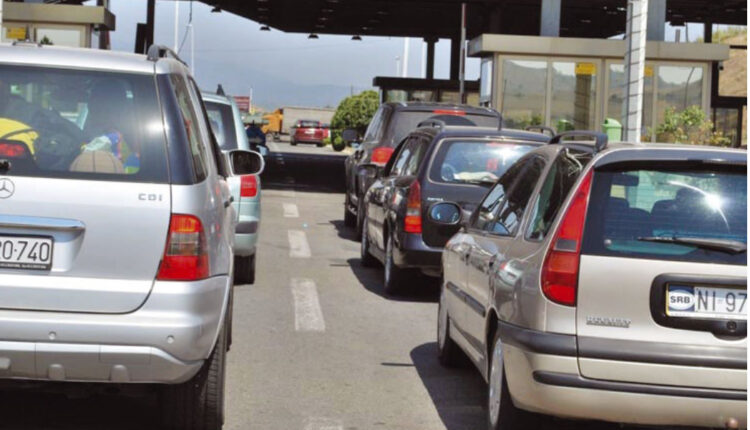 Fundjava e vazhduar/ Qytetarët shfrytëzojnë ditët e lira për të dal jashtë vendit