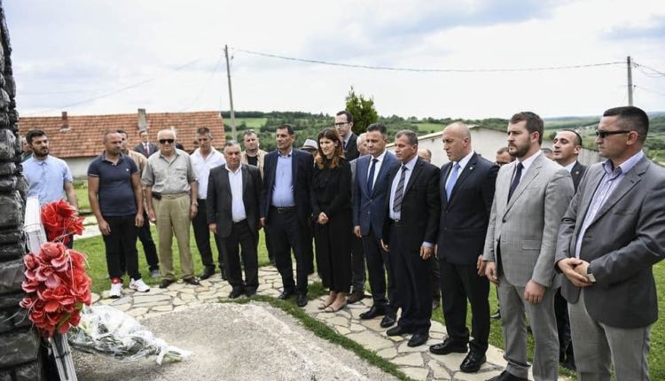 Ramush Haradinaj kujton Tahir e Nebih Mehën në 43-vjetorin e rënies