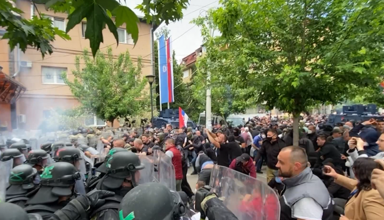 Një vit nga protestat e dhunshme në Zveçan/ KFOR-i ka kërkuar që faktet të vërtetohen dhe autorët të mbahen përgjegjës
