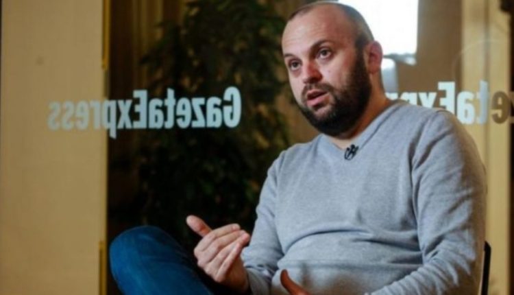 Humbën, festuan, Imer Mushkolaj ironizon me opozitën shqiptare