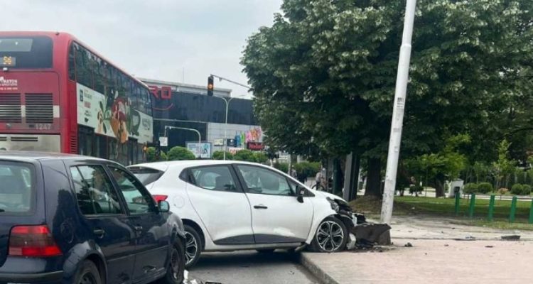 Aksident mes dy veturave përballë Vero Jumbo në Shkup