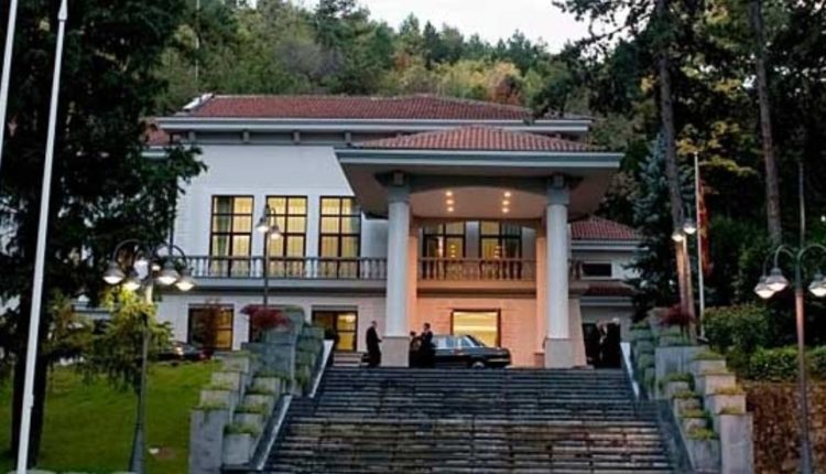 Largohet flamuri i BE-së dhe NATO-s në një pjesë të presidencës