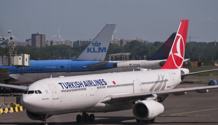 Pasagjeri afgan pret damarët në fluturim, avioni bën ulje të detyruar në Rinas