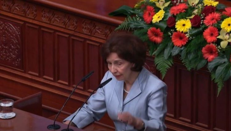 Siljanovska: Do ta respektoj emrin kushtetues të vendit!