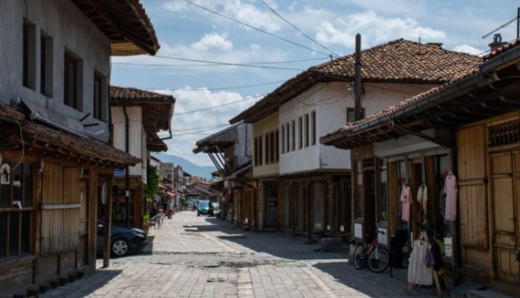Një burrë dhe një grua përfshihen në një mosmarrëveshje, arrestohen