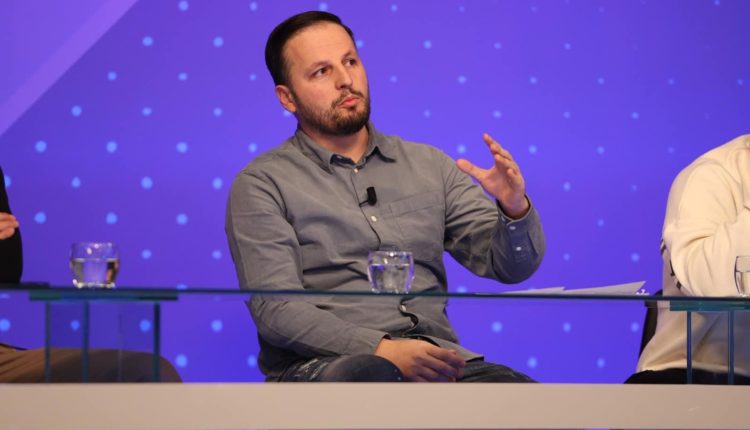 Gazetari Valon Rashiti: Pas 24-Prillit VLEN e ndërroi slloganin nga “Albin Kurti” në “Hristijan Mickoski”