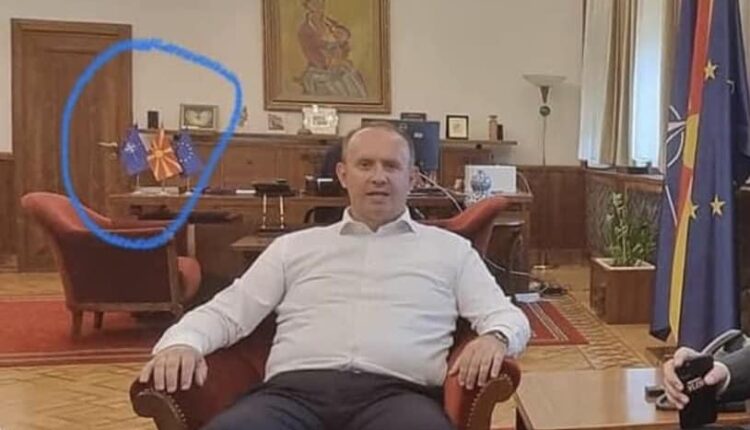 Afrim Gashi nis me ndryshime! Largon nga zyra e tij flamurin kombëtar Kuq e Zi…