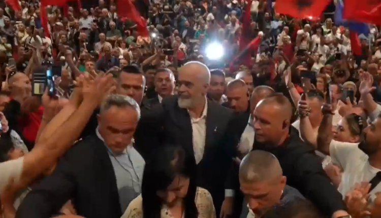 “Nuk kemi pretendime ndaj Greqisë” – Rama në takimin me diasporën në Athinë