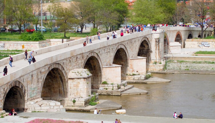 Një burrë është hedhur nga ura e Vardarit në qendër të Shkupit