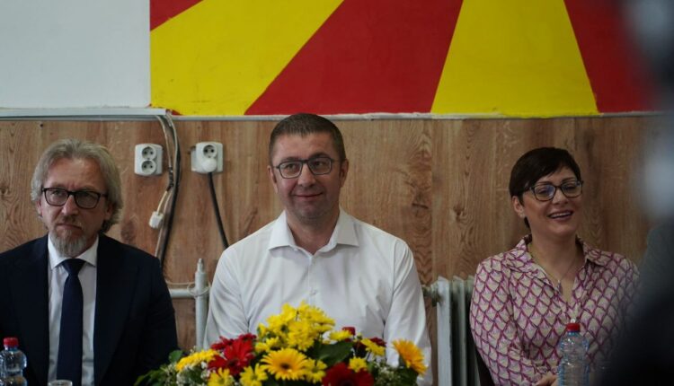 Kryeministri Mickoski nga takimi me pensionistët në Veles: “Premtimin që e bëmë këtu në vitin 2023 për pensione më të larta e realizuam në pesë ditët e para nga formimi i Qeverisë”