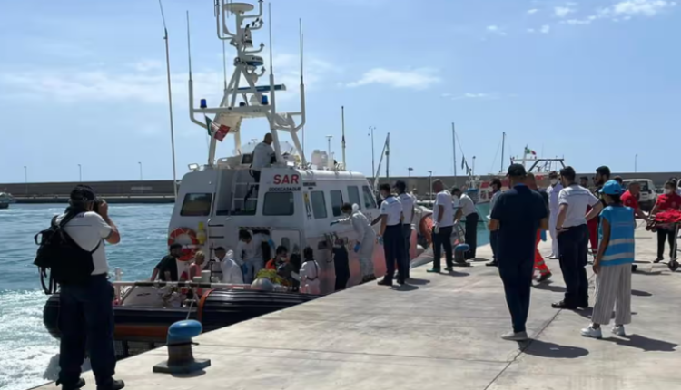 Të paktën dhjetë të vdekur dhe dhjetëra të zhdukur nga fundosja e dy anijeve në brigjet italiane