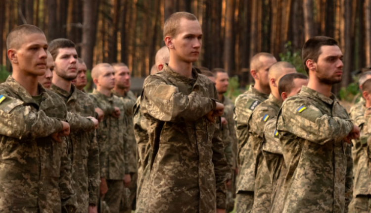Ukraina vazhdon të rekrutojë të burgosur për të forcuar ushtrinë, ndërsa sulmet ruse intensifikohen