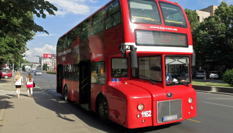 Një 74-vjeçar nga Shkupi lëndohet rëndë në autobusin e NTQ