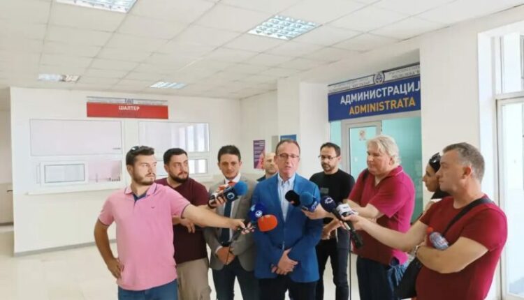 Ministri i shëndetësisë Arben Taravari shkarkoi nëntë drejtorë ekonomik