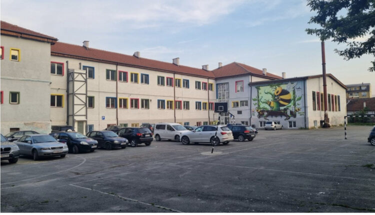 Komuna e Tetovës: Një pjesë e oborreve të shkollave do të jenë parkingje nga e marta 18 qershor