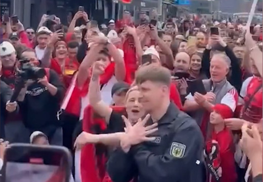 Polici gjerman i bashkohet festës në Hamburg, e bën shqiponjën dhe vallëzon me tifozë shqiptarë (VIDEO)