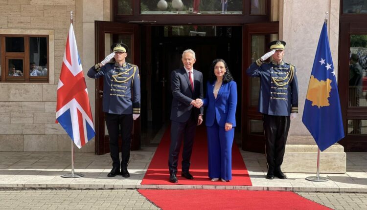 Tony Blair në Kosovë, pritet nga presidentja Osmani