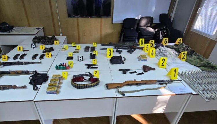 Policia thotë se armatimi dje në veri u gjet i fshehur në një pusetë kanalizimi dhe në një shtëpi të pa banuar