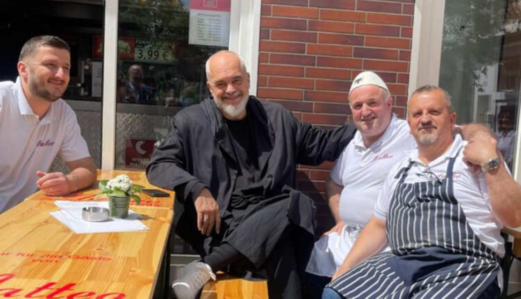 Rama befasohet nga restoranti i shqiptarëve në Gjermani (FOTO)
