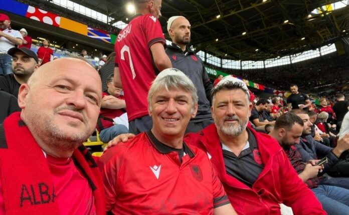 Sela në stadium me fanellën “kuq e zi”: Forca djema, fitore Shqipërisë