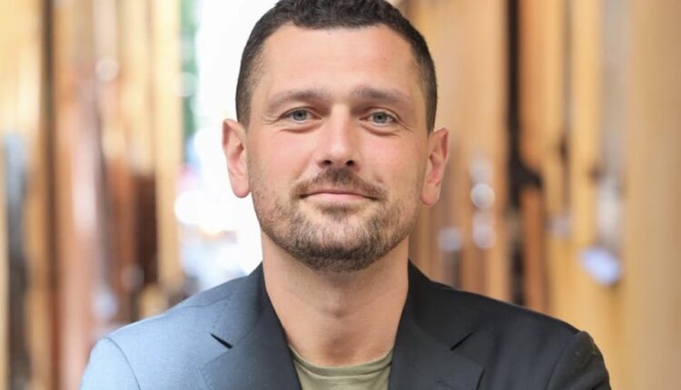 Adnan Dibrani fitoi mandatin e eurodeputetit, shqiptari i dytë në Parlamentin Evropian