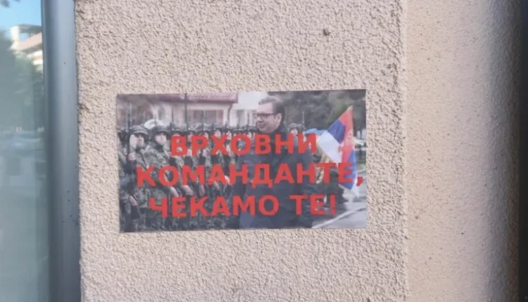 “Komandant Suprem, ju presim” – në veri shfaqen posterë të Vuçiqit! Çfarë thotë Policia e Kosovës?