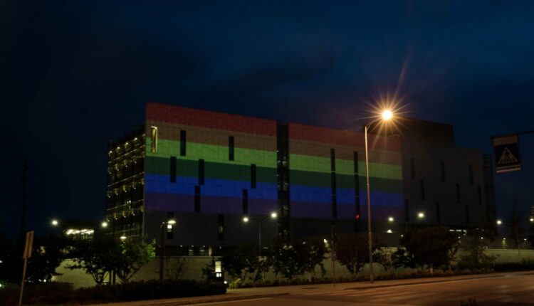 “Ndërtesa po shkëlqen nga krenaria”, Ambasada amerikane ndriçohet me flamurin e LGBTQI+