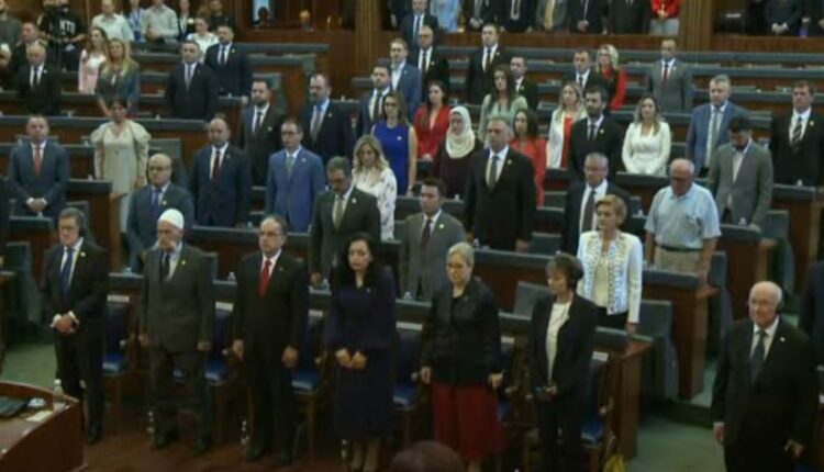 Kuvendi i Kosovës mban një minutë heshtje për të gjithë të rënët që kontribuan në çlirimin vendit
