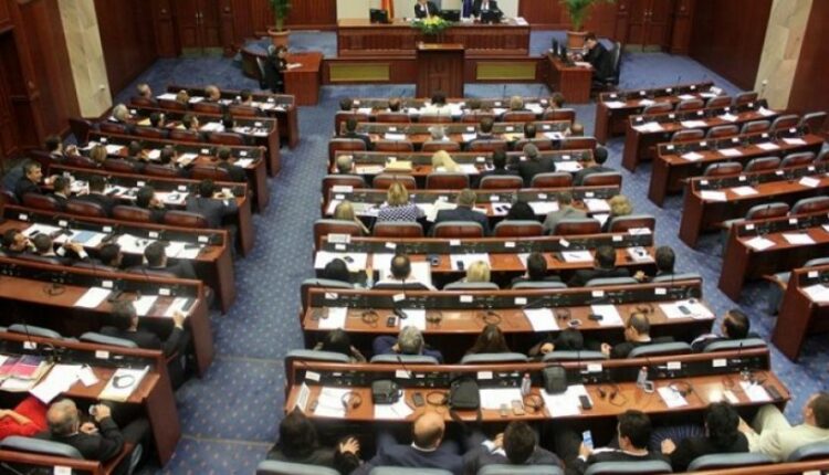 Kuvend/ Formohen komisione – “apanazh” për 29 deputetë, Pendarovski heq dorë nga privilegjet!