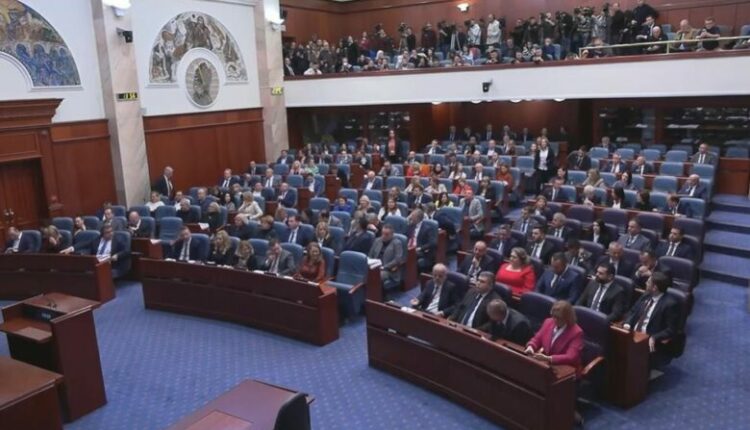 57 ish deputetë mund të kërkojnë të vazhdojnë të marrin rrogë deri në një vit