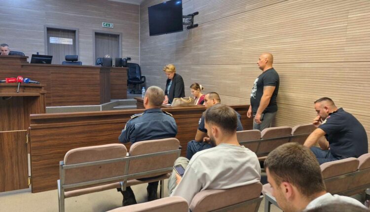 Serbi i akuzuar për krime lufte në Prizren nuk pranon fajësinë, seanca përcillet me tensione