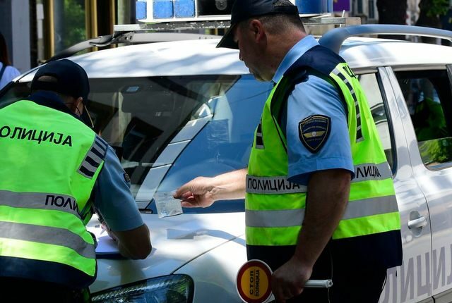 Kapen kinezë dhe turq duke punuar në të zezë në RMV