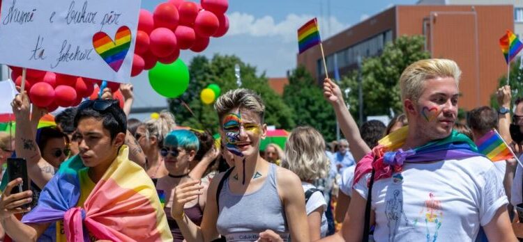 Komuniteti LGBTQ + mban “Paradën e Krenarisë”