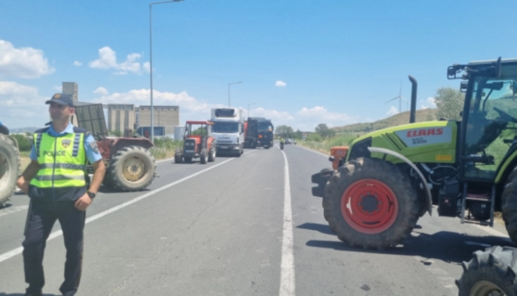 Nuk kanë ujë për të ujitur arrat e tyre, bujqit bllokojnë rrugën Shtip-Veles