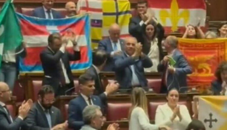 Italia miraton një ligj të diskutueshëm, pasuan skena joreale në parlament (VIDEO)