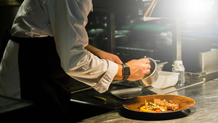 Gastronomët premtojnë paga më të larta pasi mbetën pa staf