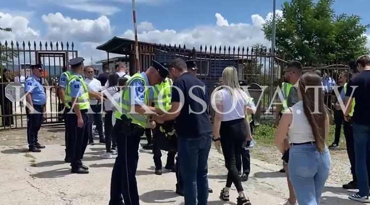 Serbët nisin të mblidhen në Gazimestan, kontrollohen nga policia