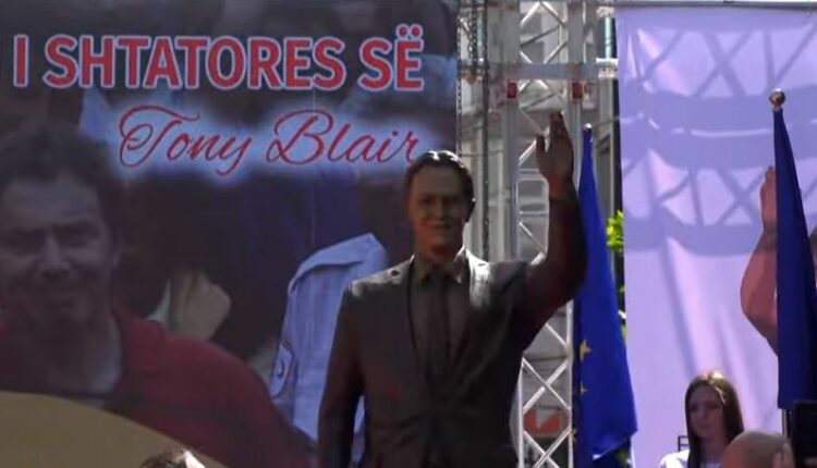 Zbulohet shtatorja e Tony Blair në qytetin e Ferizajt