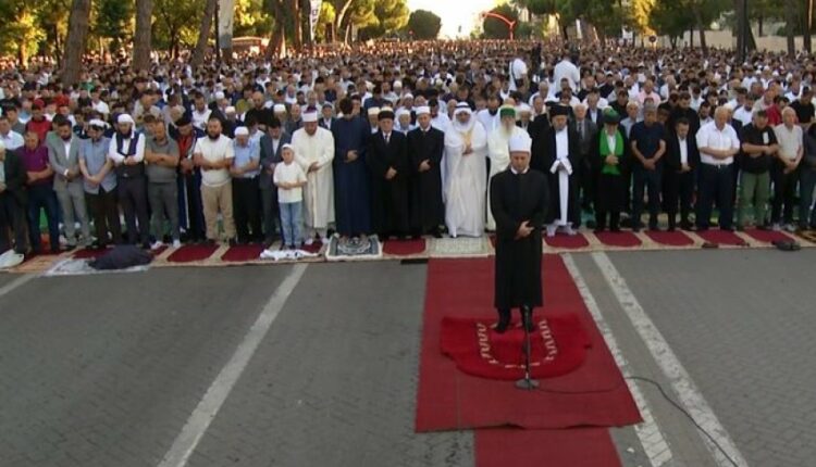 Festa e Kurban Bajramit në Tiranë/ Mijëra qytetarë falin namazin në sheshe dhe rrugë