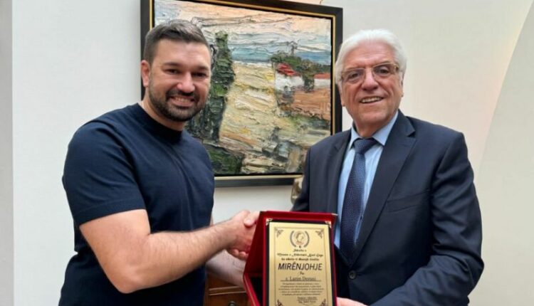 Destani takohet me deputetin shqiptar të Hamburgut, pranon edhe një mirënjohje