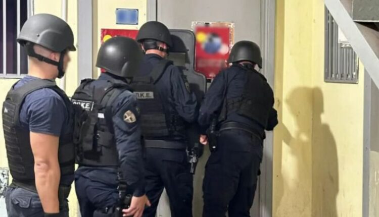 Operacion kundër prostitucionit në Greqi, arrestohen 3 shqiptarë, mes tyre edhe një grua! Shpallen në kërkim dy të tjerë