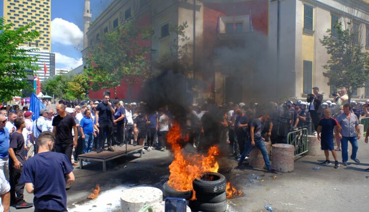 “Ne s’tërhiqemi”- Protesta para Bashkisë, Këlliçi efektivëve: Do të mbrojmë taksat e qytetarëve dhe interesin publik