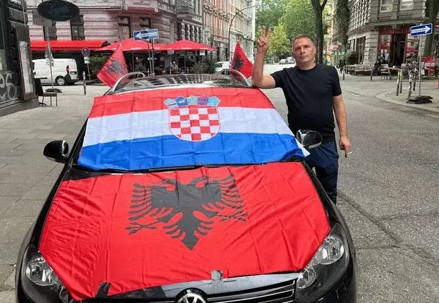 Arbëri, tifozi që ka vendosur dy flamujt në veturën e tij