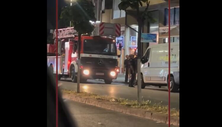 Tentim për vetvrasje në Tetovë, dikush dëshiron hidhet nga ndërtesa/ Zjarrfikësit po tentojn të parandalojnë (VIDEO)