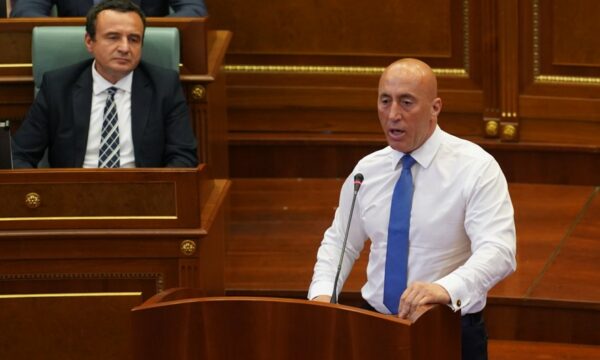 Haradinaj-Kurtit: Trego pse u gjete i mbuluar me batanije në makinën e agjentëve serbë më 2004 në Klinë