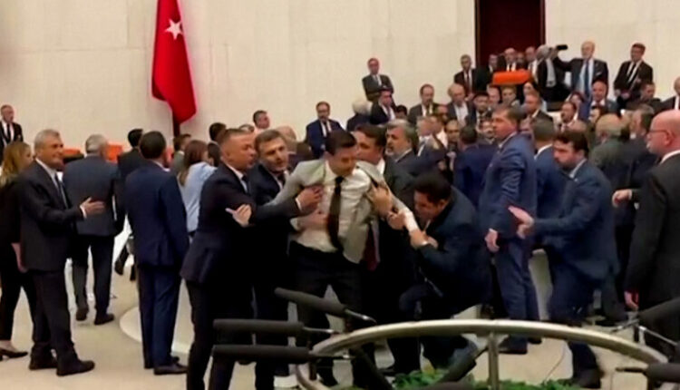 Përleshje në parlamentin turk  (VIDEO)